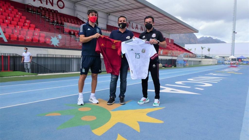 Santi Denia, seleccionador de España sub 19, Luís Ernesto Pérez Gómez, seleccionador de México sub 19 y Bernabé Cano, alcalde de La Nucía.