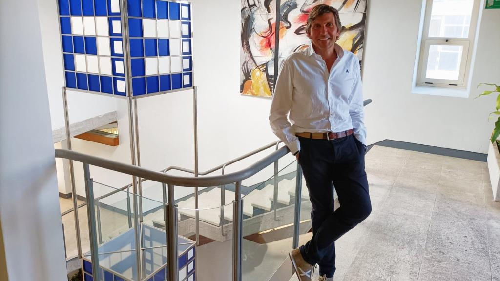 Enrique Barreiro en la sede central de Ecisa, en la playa de San Juan de Alicante.