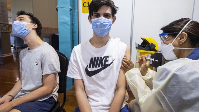 Vacunación de adolescentes en Melbourne, Australia.