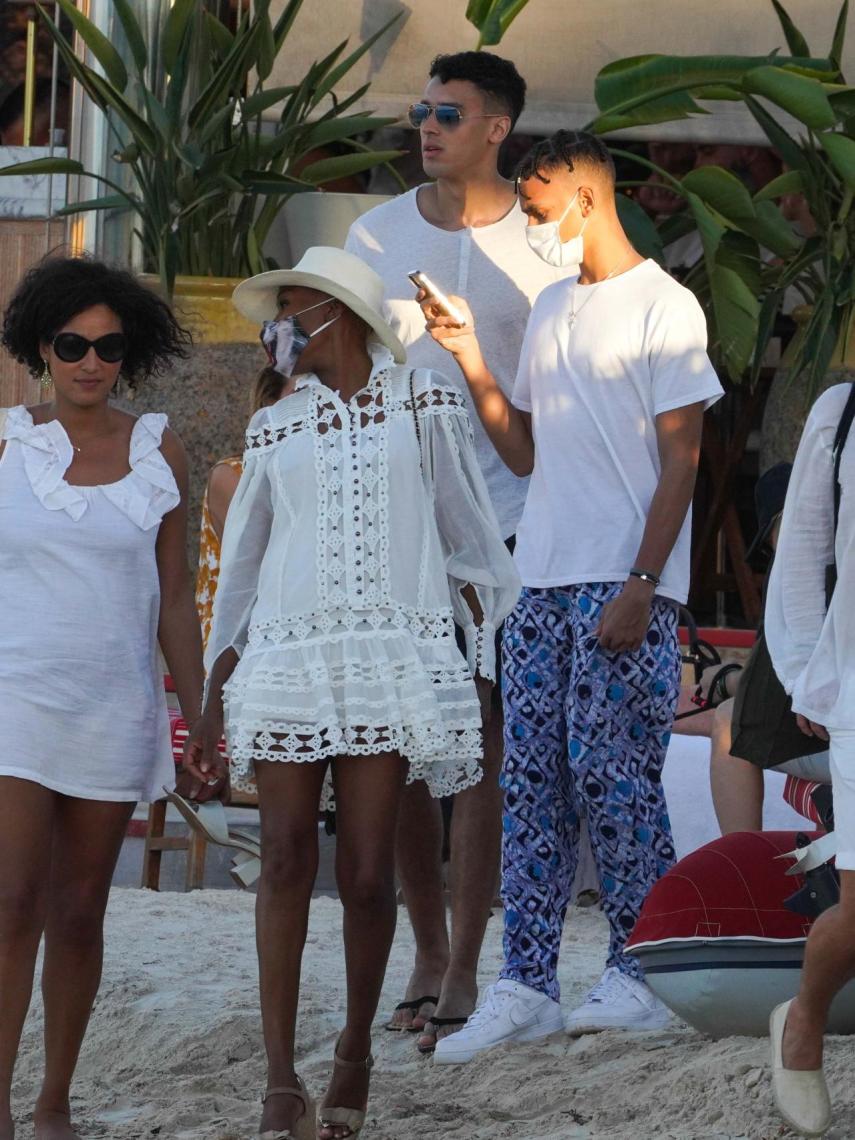 Eric Alexandre, junto a su madre, durante unas vacaciones en la Costa Azul.