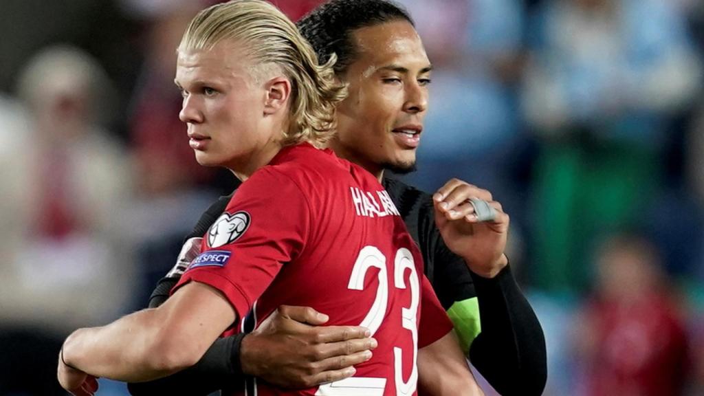 Abrazo entre Haaland y Van Dijk