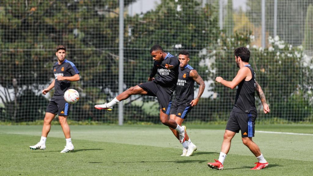 Rodrygo remata un balón en un entrenamiento