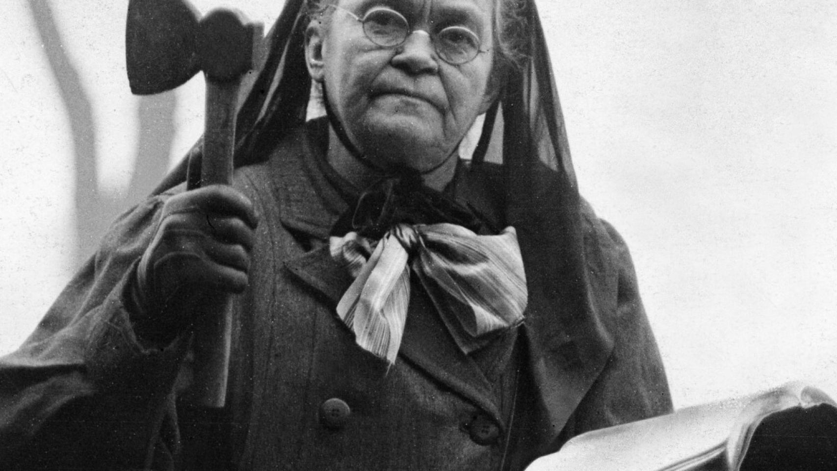 Carrie Nation, la mujer del hacha y la Biblia.