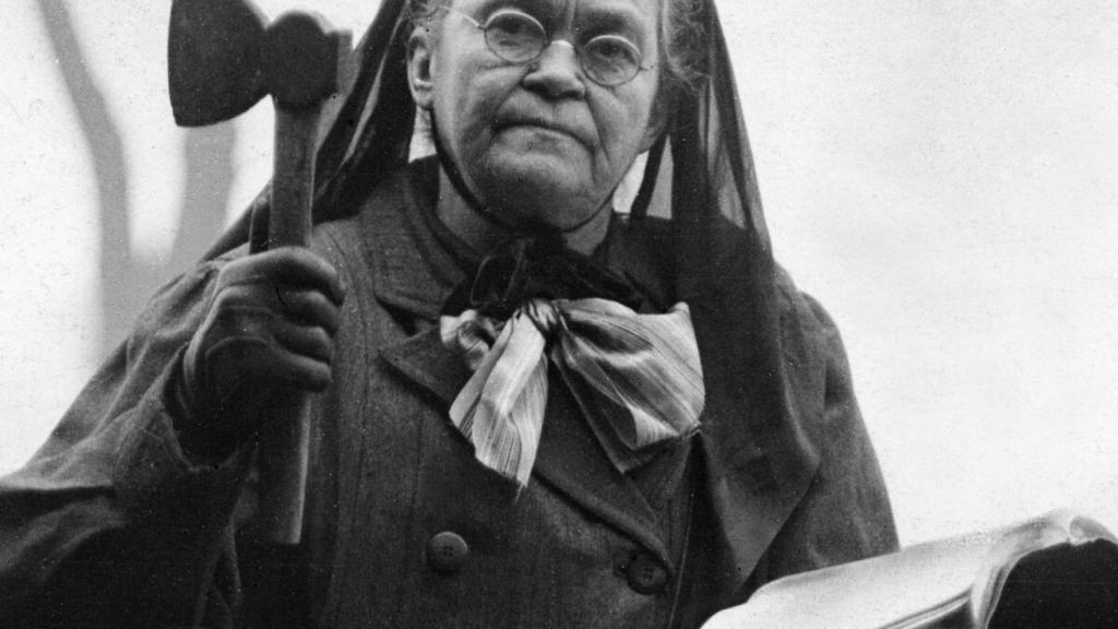 Carrie Nation, la mujer del hacha y la Biblia.