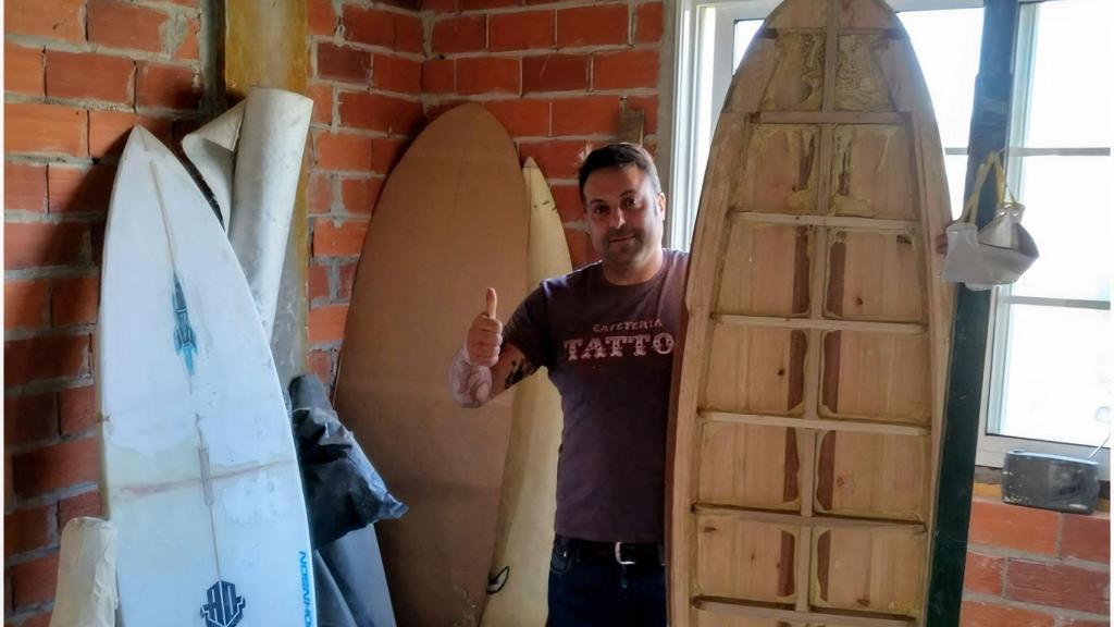 Francisco, responsable de Anzol, con una de sus tablas.