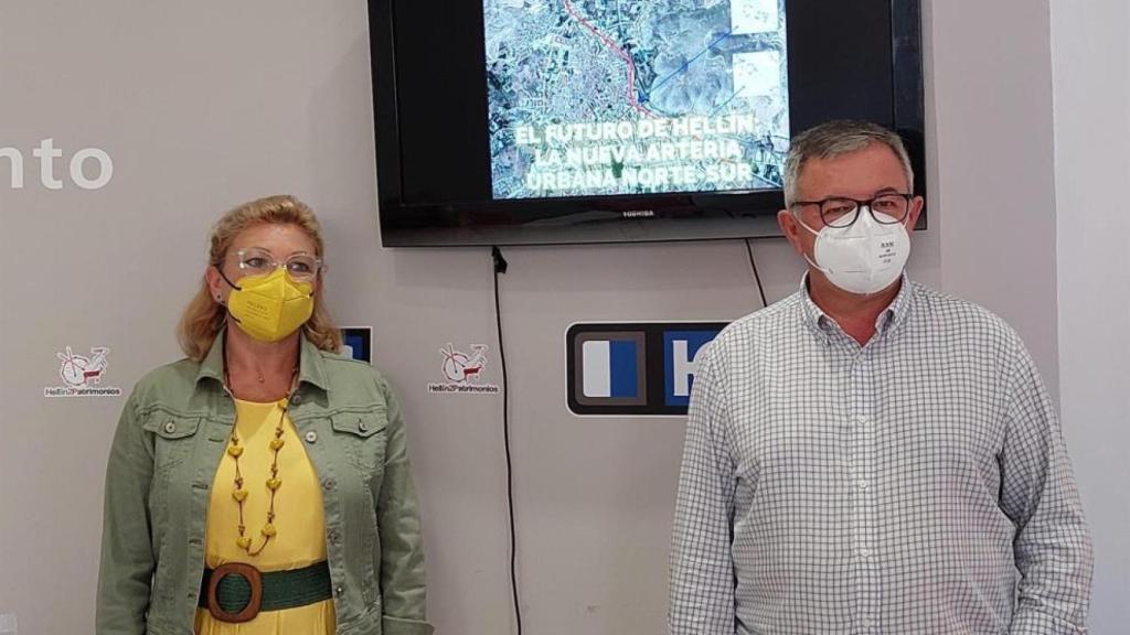 El alcalde de Hellín, Ramón García,  y la concejala de Urbanismo, Luci Carreres