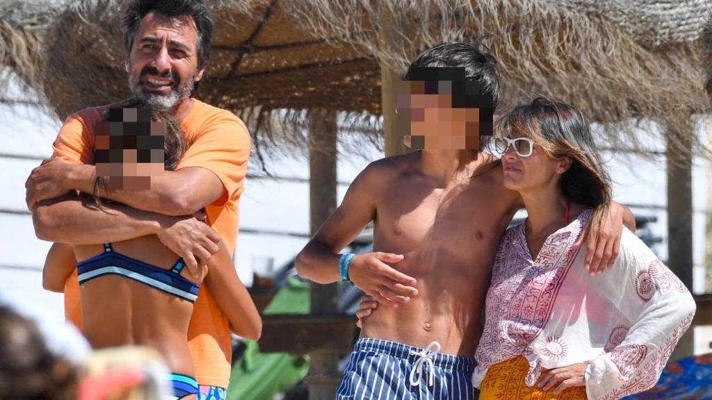 Nuria Roca y Juan del Val con Olivia y Pau.