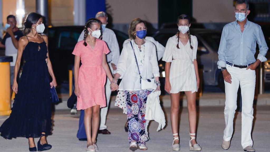 Los reyes, Felipe VI y Letizia, junto a sus hijas, la princesa Leonor y la infanta Sofía, y la emérita Sofía.