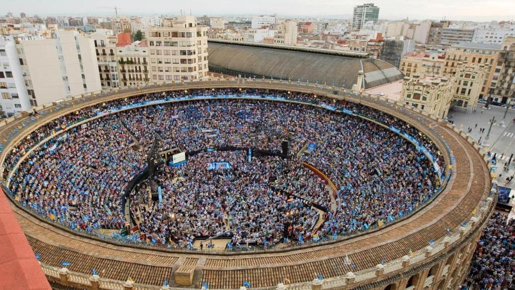 Lleno del PP en la Plaza de Toros de Valencia. EE