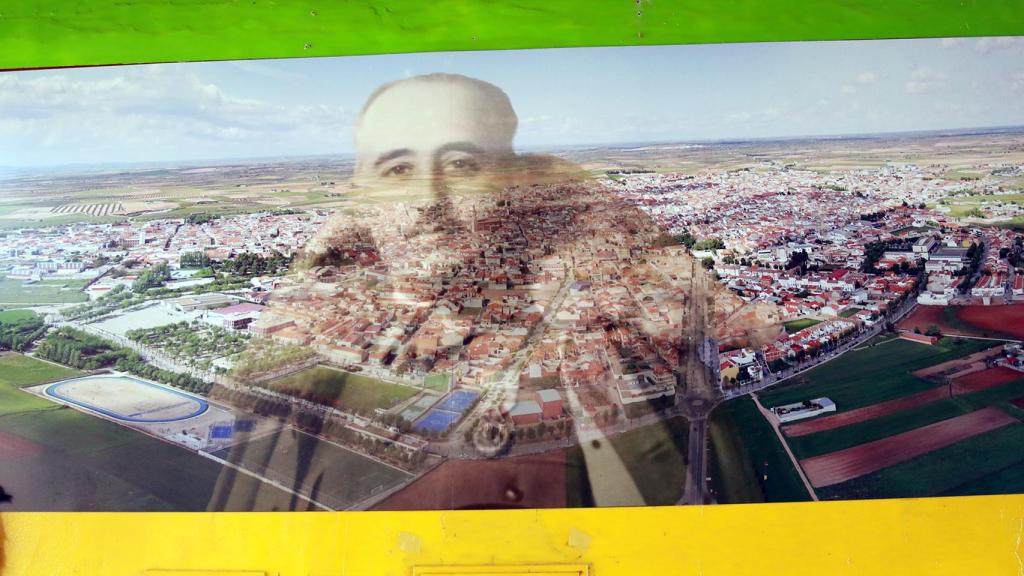 Una foto de Franco sobre el pueblo de La Solana.