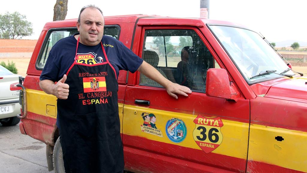 Juan José con su coche.