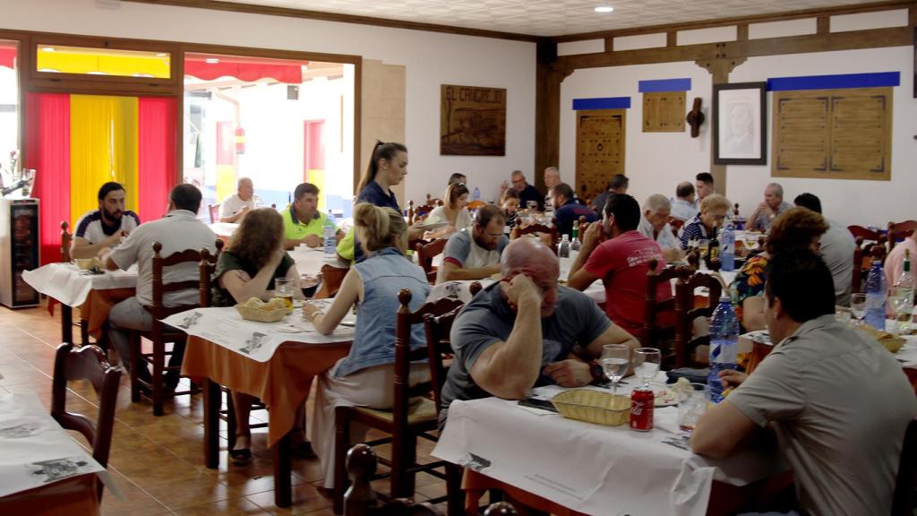 Foto del comedor donde suena el Cara al Sol todos los días.
