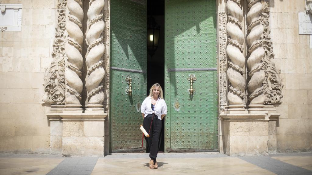 Castedo vuelve al Ayuntamiento tras años sin hacerlo, con el pergamino de La Sentencia.
