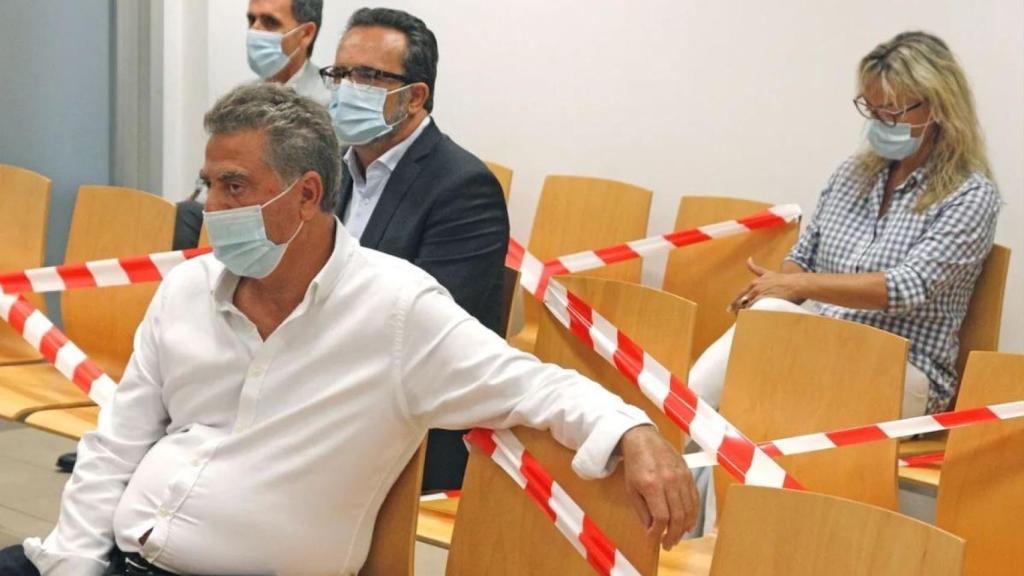 Sonia Castedo (fondo) y Enrique Ortiz (frente) durante su juicio.
