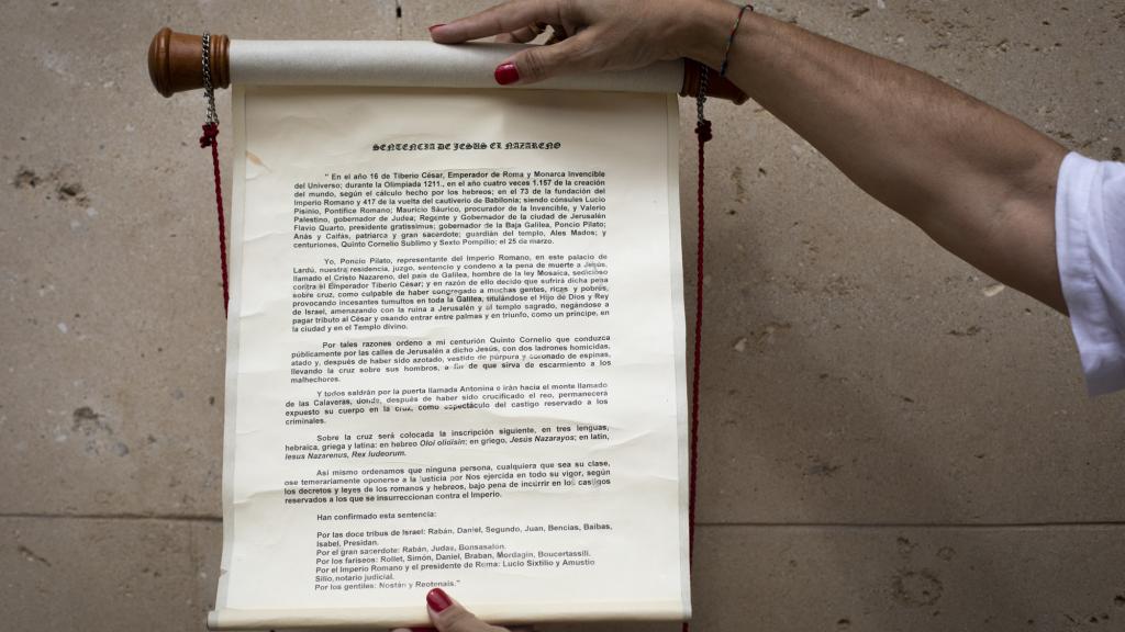 Castedo enseña a este diario La Sentencia de su cofradía.