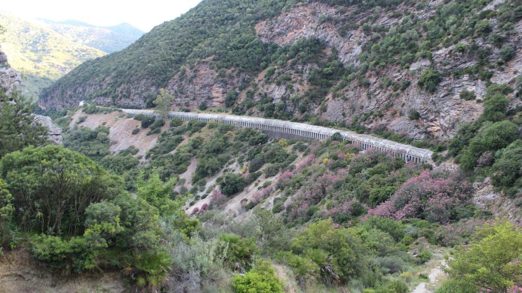 El entorno está marcado por infraestructuras destinadas a las redes hidroeléctrica y ferroviaria de Málaga.