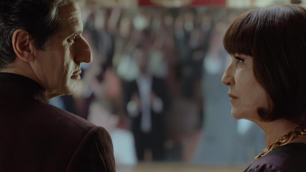 Diego Peretti y Mercedes Morán. © Netflix 2021