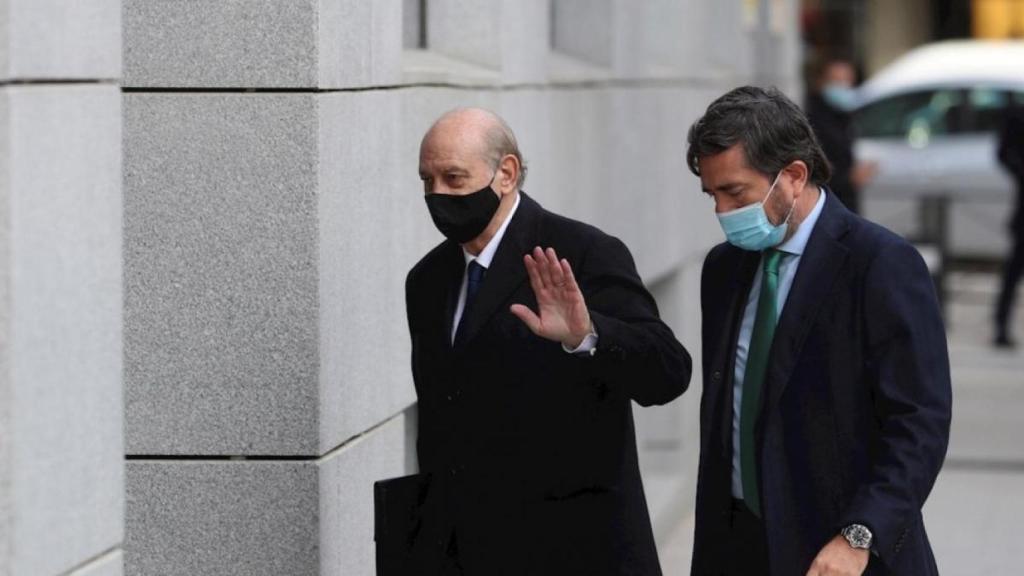 Jorge Fernández Díaz (i) y su abogado, a su llegada a la Audiencia Nacional, en una imagen de archivo.