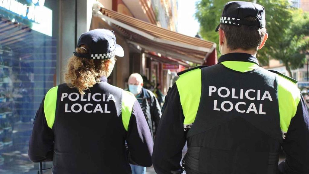 Policías locales de Málaga patrullando las calles.