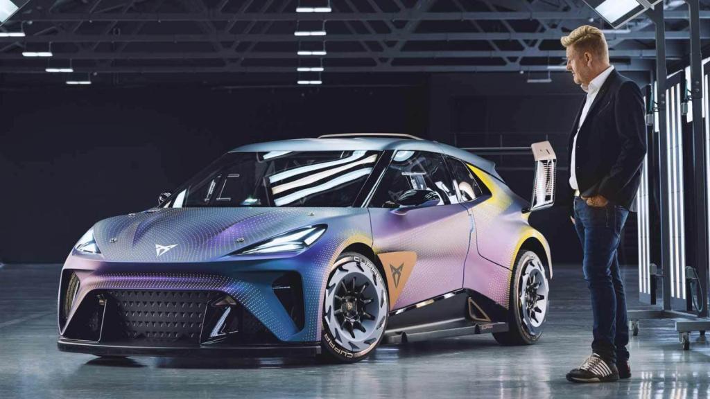 Wayne Griffits, presidente de Seat, junto al concepto de vehículo eléctrico urbano de Cupra.