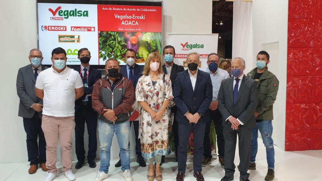 Firma del convenio entre Vegalsa-Eroski y AGACA