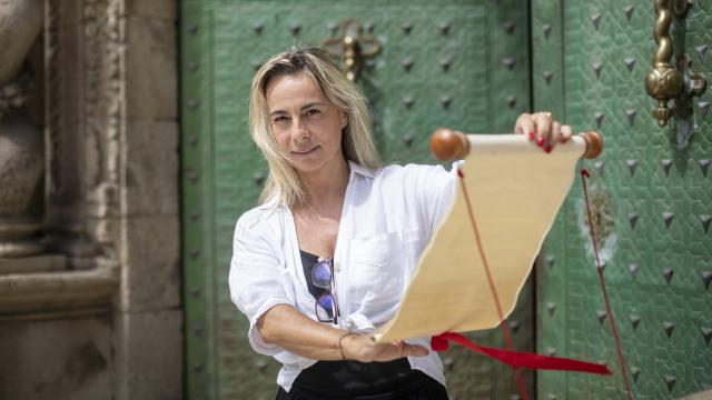 La exalcaldesa de Alicante, Sonia Castedo, posa con el pergamino de La Sentencia frente al Ayuntamiento.