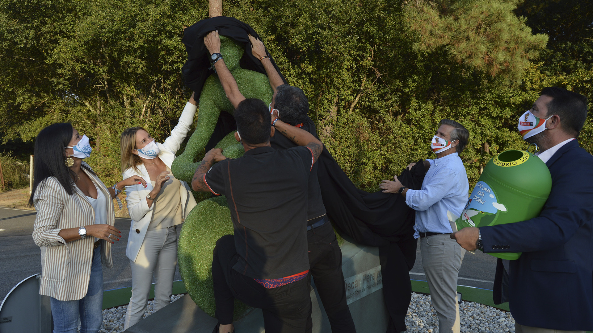 Momento en el que descubren la estatua. Foto: Concello de Mos