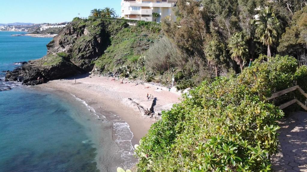 La cala de Benalnatura, según las guías especializadas, acoge a los amantes del cruising.