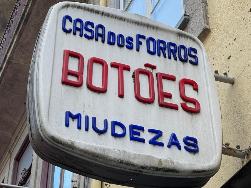 Los viejos anuncios, aún intactos, en el barrio de Cedofeita. ¿Se perderán?