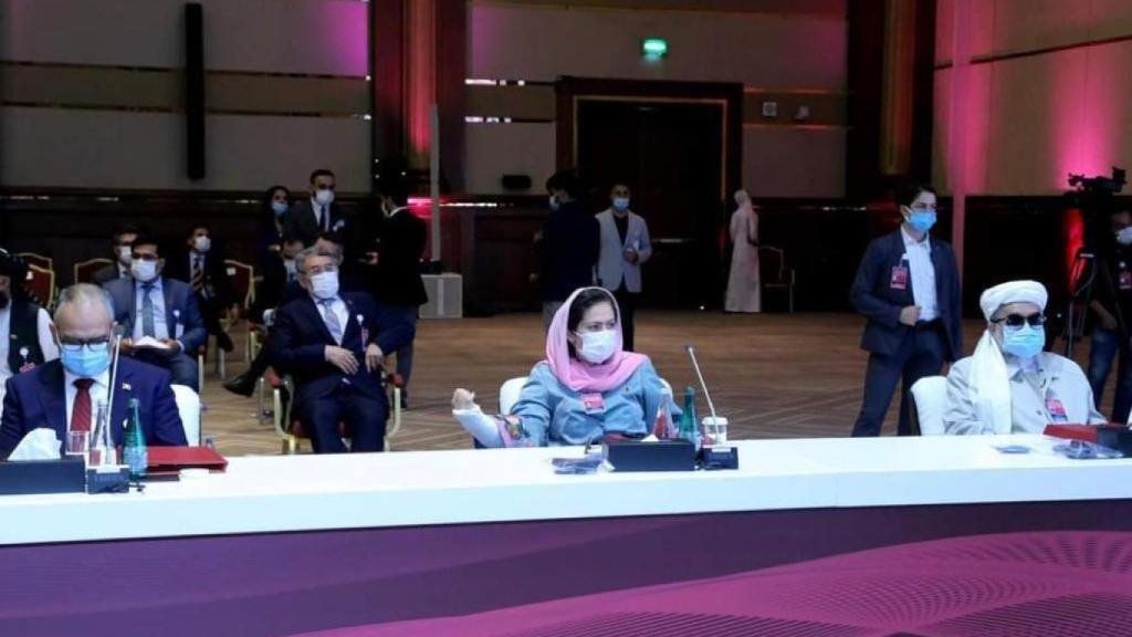 Fawzia Koofi en una reunión, con el brazo derecho escayolado por el intento de asesinato que sufrió en agosto de 2020.