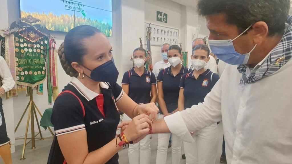 La Bellea del Foc, Marina Niceto, saluda al presidente de la Diputación de Alicante, Carlos Mazón.