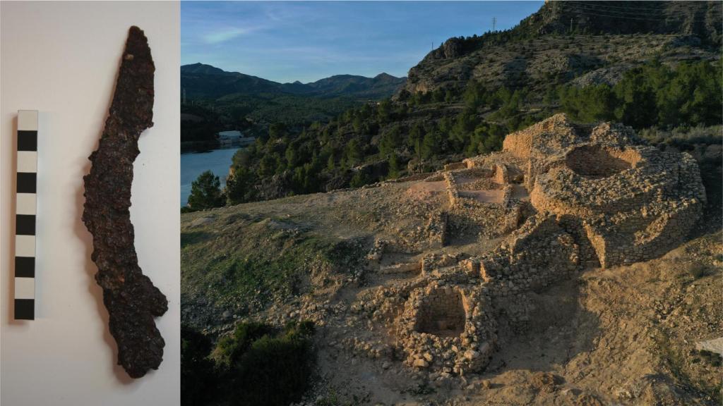 Vista del yacimiento de L'Assut y la torre T3 excavada y el cuchillo afalcatado hallado en su interior.