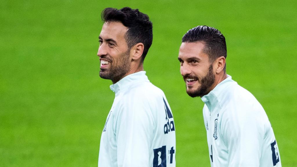 Sergio Busquets, acompañado de Koke, en un entrenamiento de la Selección