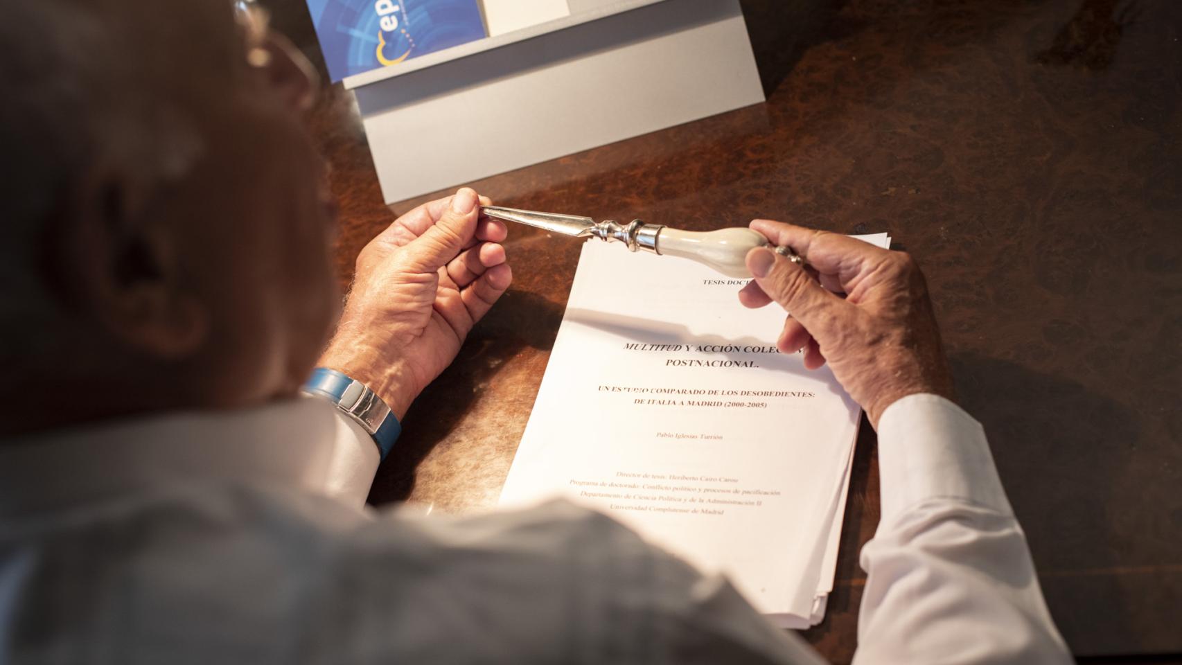 García-Margallo, en la mesa de su despacho, leyendo la tesis de Pablo Iglesias.