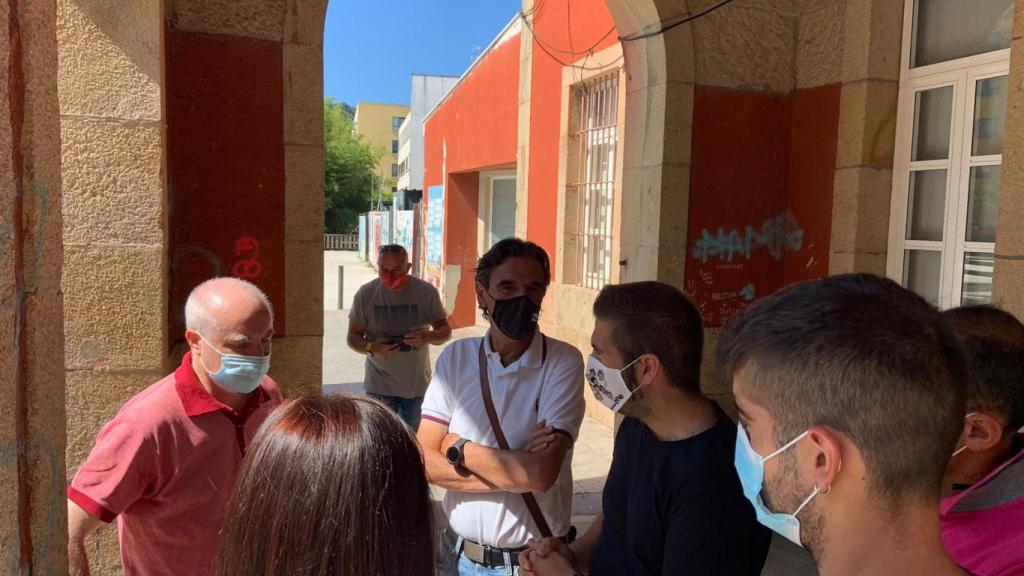 El marinero gallego retenido en Yemen, Pablo Costas, llega a su pueblo en Bueu.