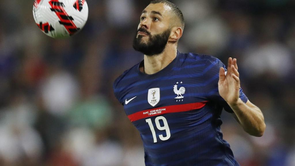 Benzema controla un balón con el pecho