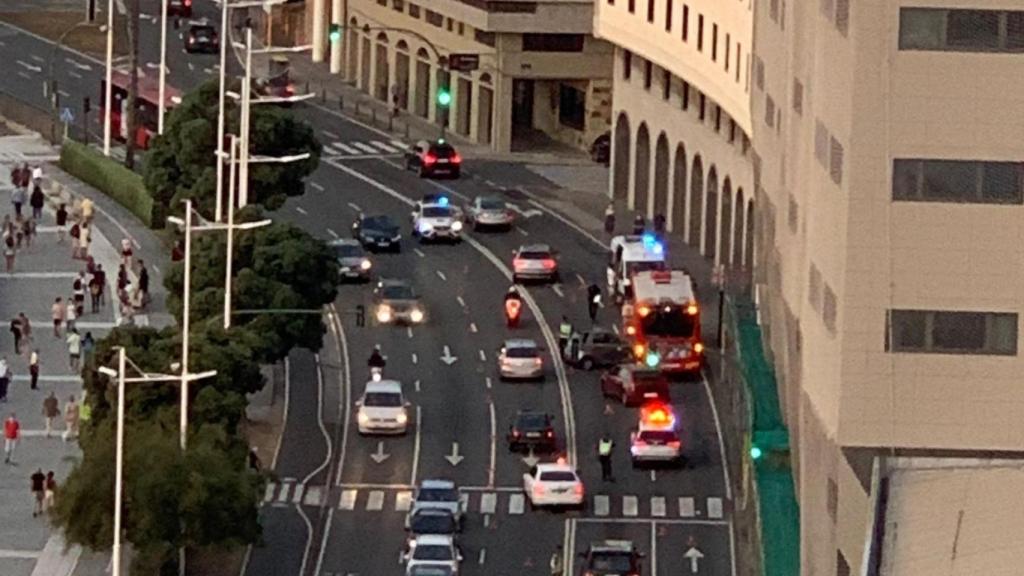Accidente entre un coche y un bus urbano en el paseo marítimo de A Coruña