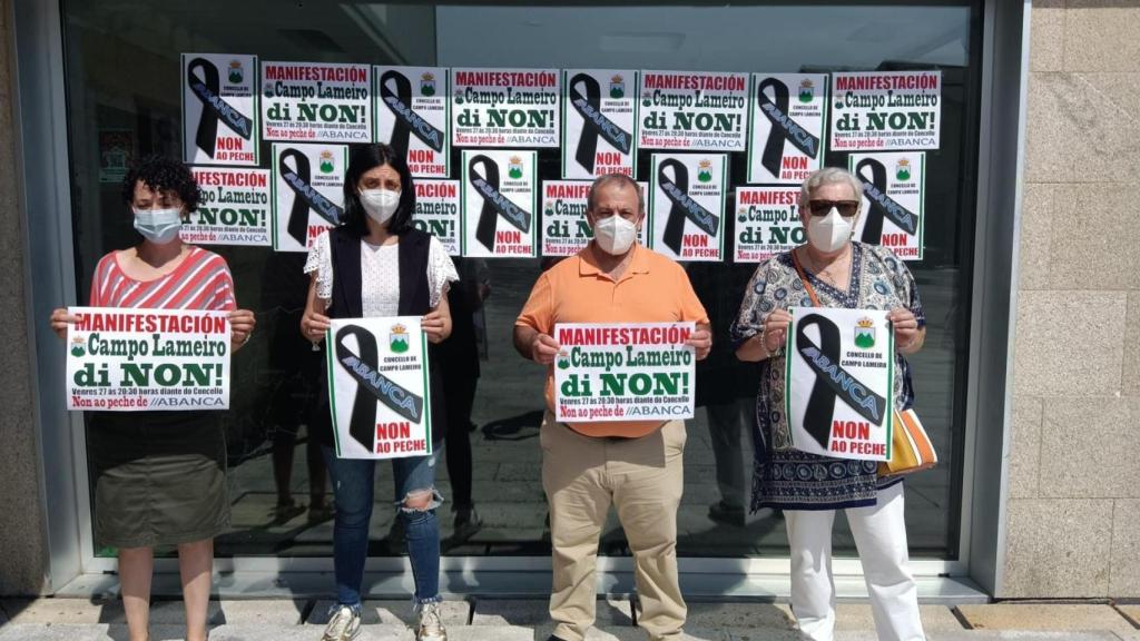 Campo Lameiro se manifiesta contra el cierre de la sucursal de Abanca.
