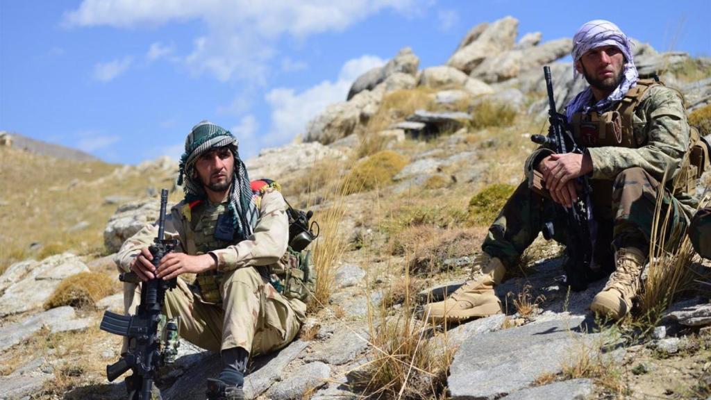 Miembros del Frente de Resistencia Nacional. EP