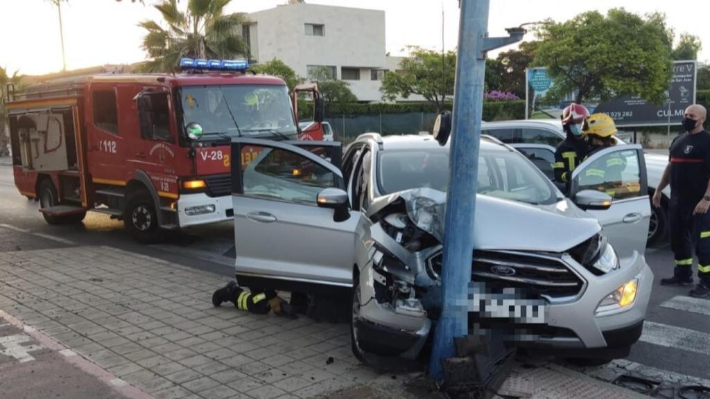 Los bomberos tuvieron  que excarcelar al herido de un vehículo que colisión contra una farola este domingo por la mañana en la avenida de Locutor Vicente Hipólito