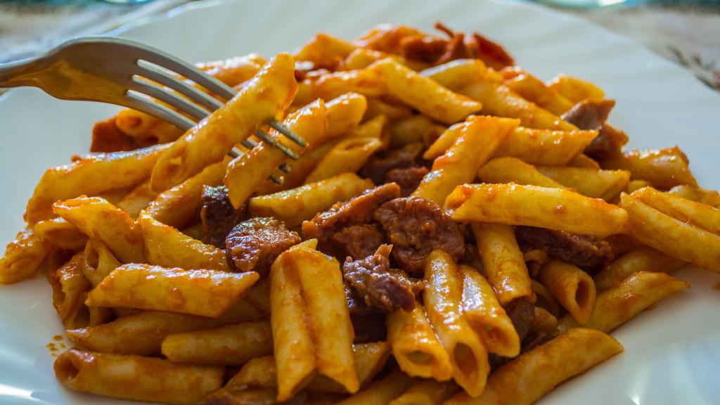 Un plato de macarrones.