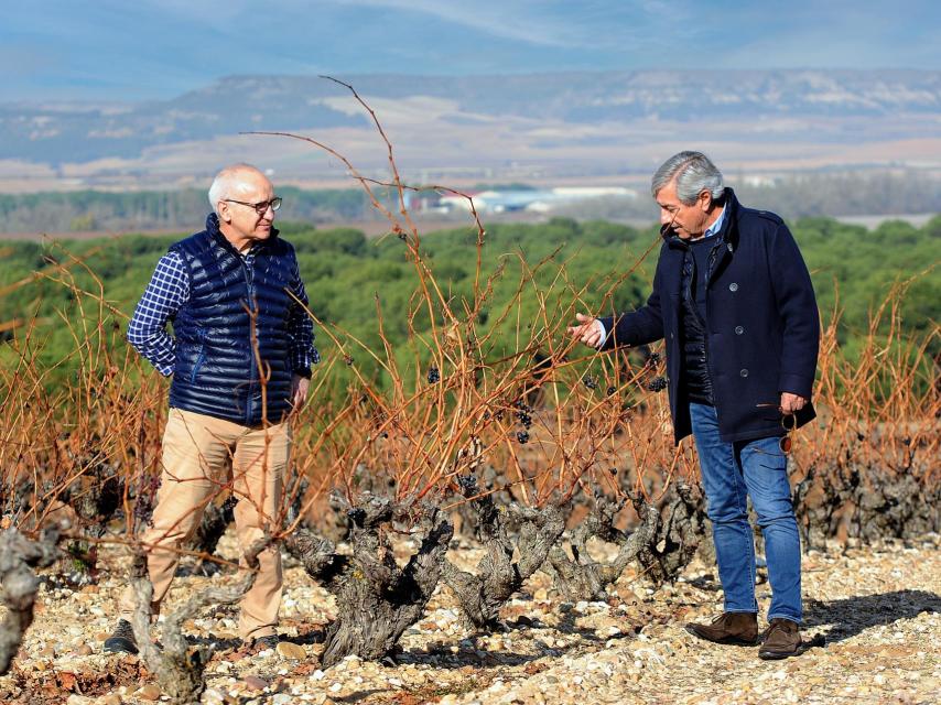 Fernando Remírez de Ganuza y Pedro Aibar en el viñedo.