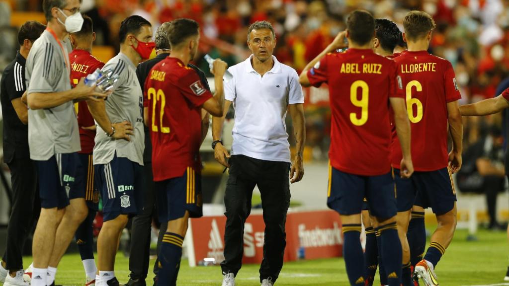 Luis Enrique da indicaciones a sus jugadores en el partido contra Georgia