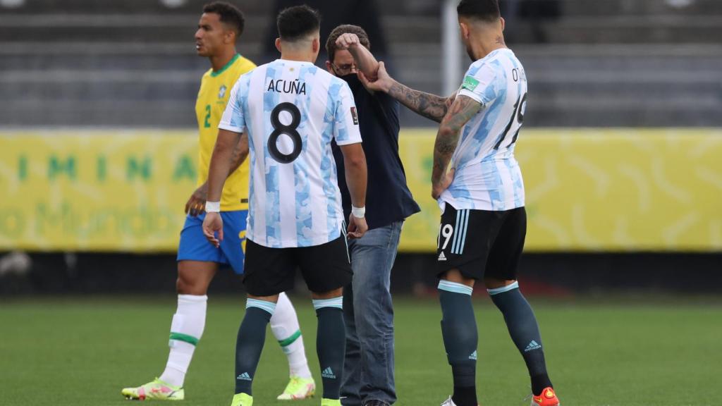 Los agentes sanitarios entran al partido