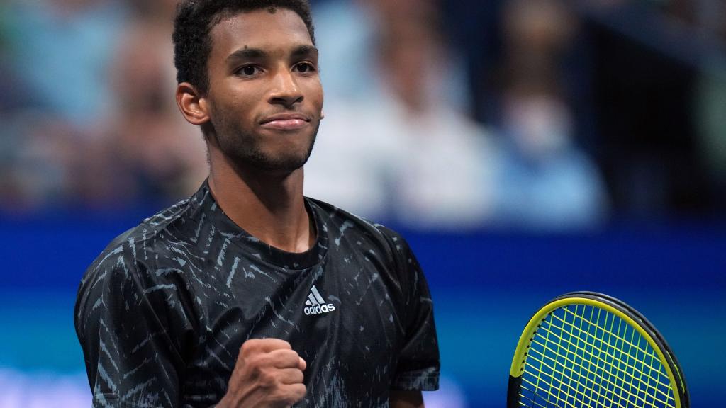 Felix Auger-Aliassime celebra una victoria en el US Open 2021