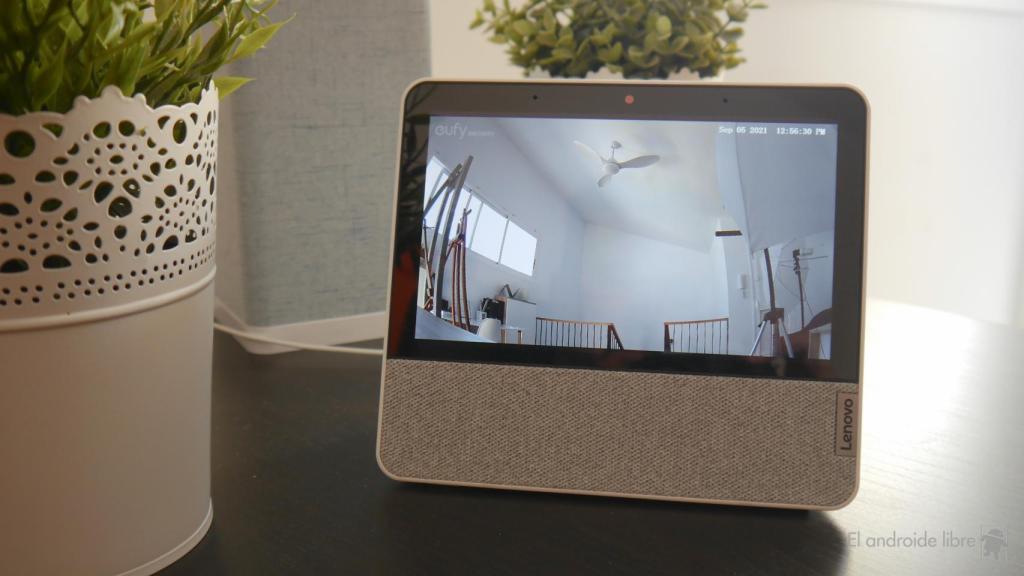 Cámara mostrando imagen en una pantalla inteligente