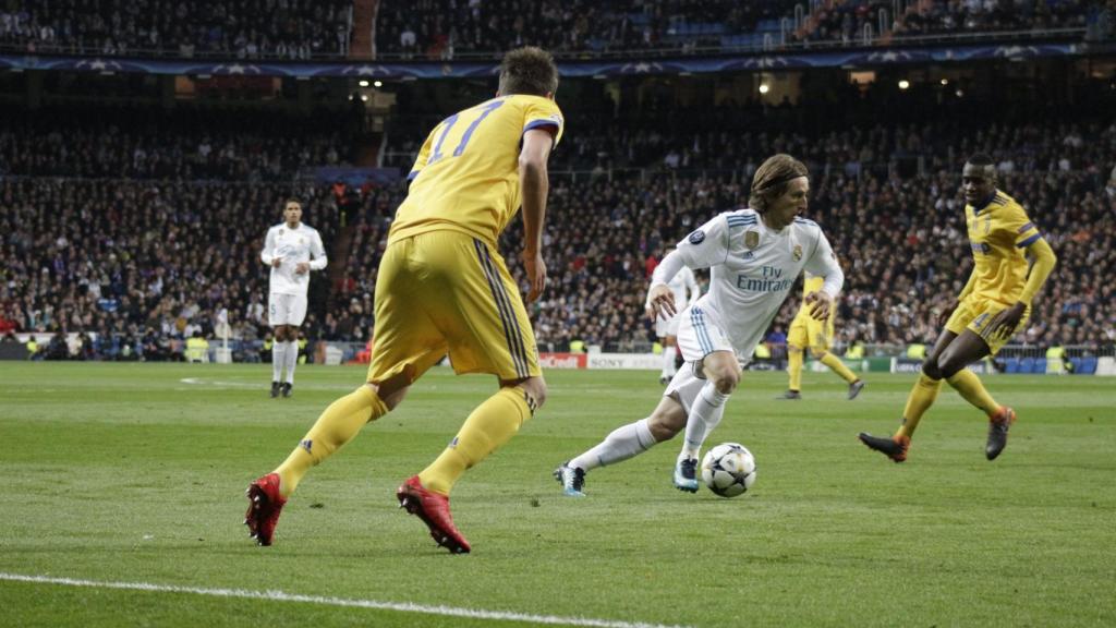 Mario Mandzukic y Luka Modric, en un partido entre la Juventus y el Real Madrid