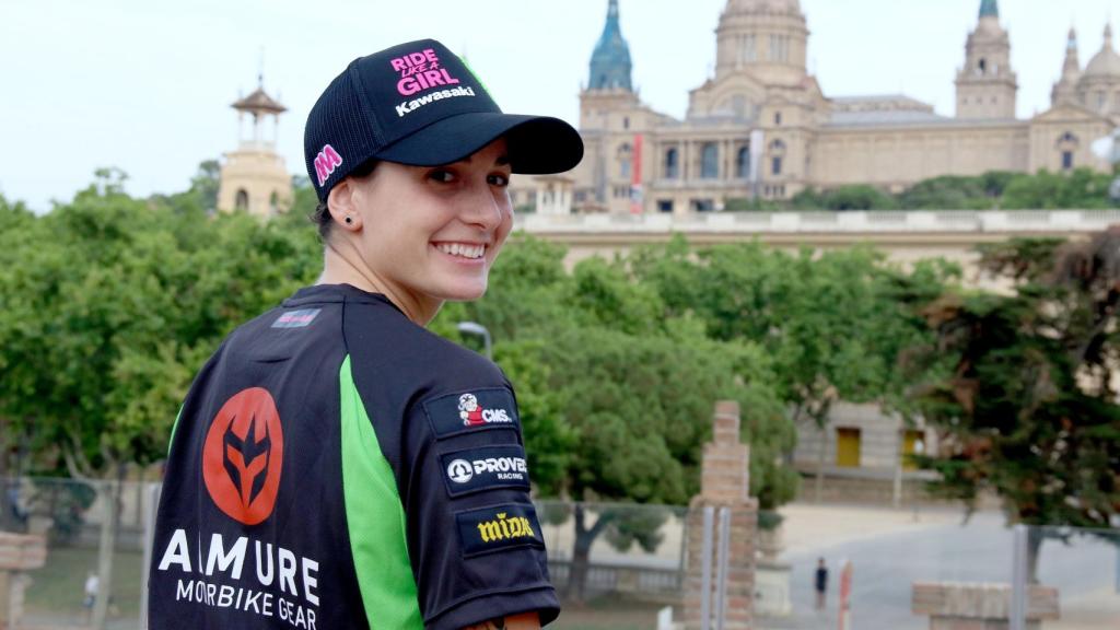 Ana Carrasco  luce los emblemas de esos patrocinadores que han seguido con ella a pesar del accidente.