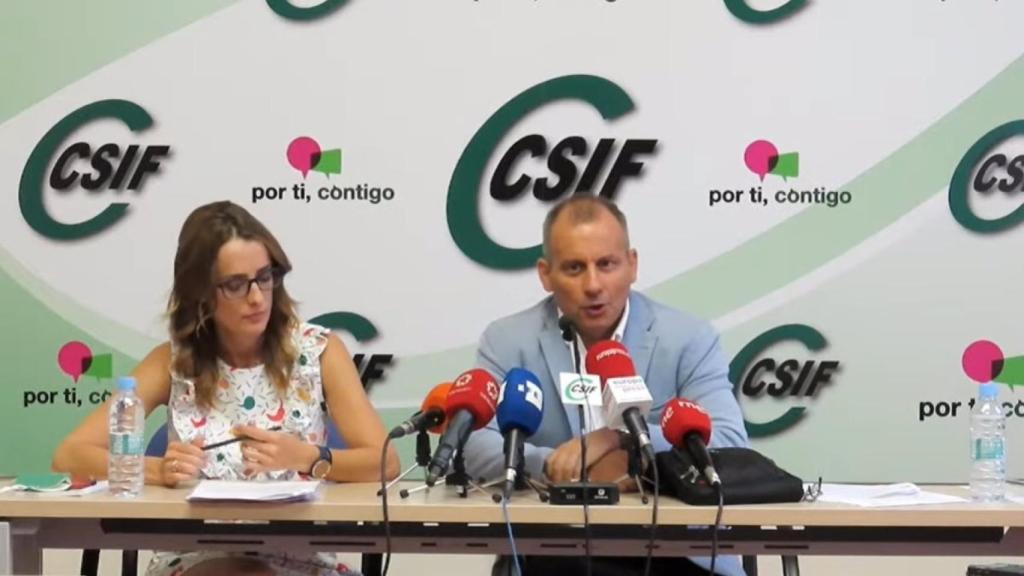 El presidente del sector nacional de Educación del CSIF, Mario Gutiérrez, y la secretaria del sector nacional de Educación, de Coordinación Autonómica y Negociación del CSIF, Isabel Madruga Abajo, en rueda de prensa este lunes.