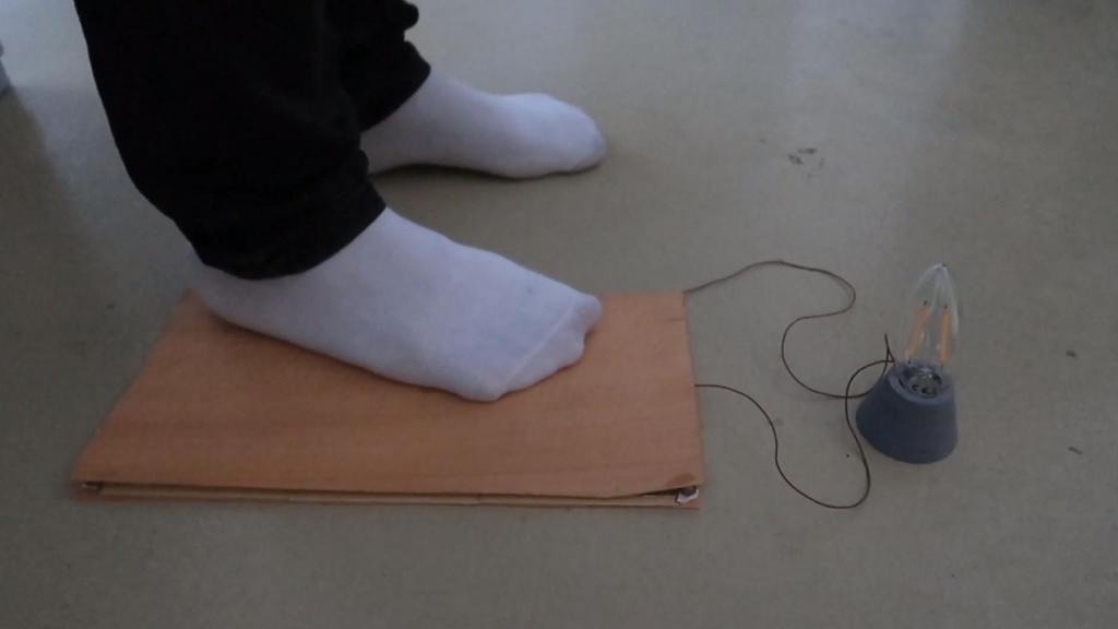 El suelo es de madera y genera electricidad con las pisadas.